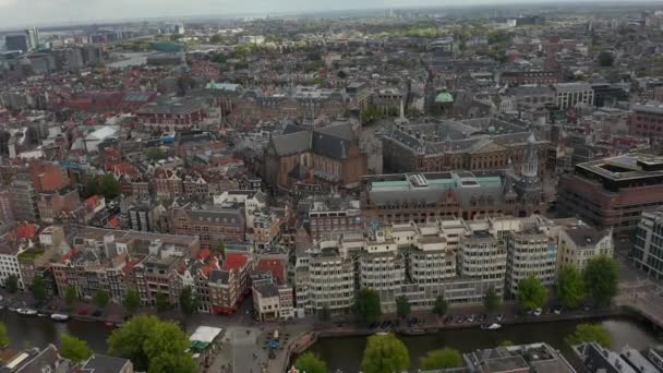 曇りの日にアムステルダムシティスケープと王宮の遅い前進航空会社 — ストック動画