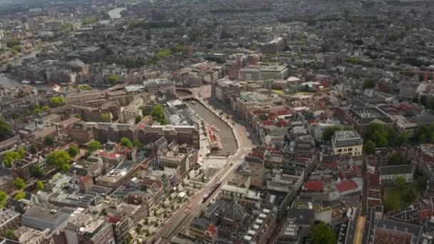 Amplia vista aérea del centro de Ámsterdam hacia el río con barcos — Vídeo de stock
