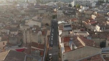 Bordeaux 'nun üstünde, Fransa' nın çatıları Havadan Kuşların Gözü Altın Saat 'in gün batımında
