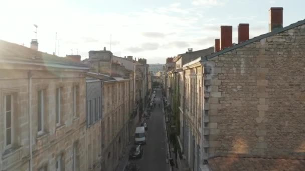 Luchtfoto stijgt op boven Bordeaux, Frankrijk Daken met zonlicht raken gebouwen met prachtige Golden Hour licht, kraan verplaatsen — Stockvideo