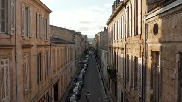Classic Old Street i Bordeaux, Frankrike, Flyg framåt vid solnedgången med Sunflairs — Stockvideo
