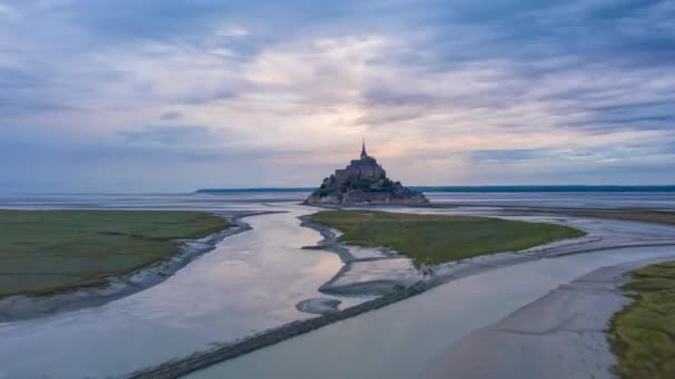 Le Mont Saint Michel, Fransa Okyanus Şatosu Gündoğumu Gece Gündüz Hiperlapa, Hava İleri — Stok video