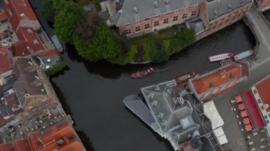 Brüj 'de Tekne Kuşları Manzaralı Kanal, Belçika Şehir manzarasını gözler önüne sermek için yana yatar