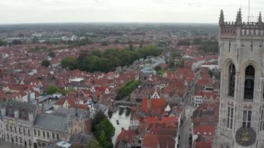 Bruges Belltower 'ın çan kulesini geçiyoruz. Şehir ve Nehir' i görüyoruz.