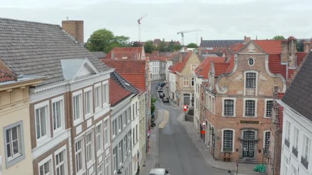 Brugge, België Lege straat zonder verkeer tijdens Coronavirus Covid19 Pandemische Lockdown vanuit antenne Crane perspectief — Stockvideo