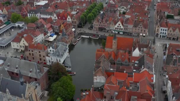 Bruges, Belgium Városkép folyóval és hajókkal, Légdöntetlen — Stock videók