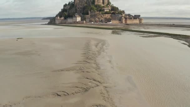 Castillo Francés en el Océano, Mont Saint Michel, Aerial Establecimiento de tiro hacia adelante, tiempo nublado — Vídeos de Stock