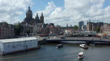 Aziz Niklas Bazilikası 'na doğru, Amsterdam' ın üzerinde Nehir üzerinde Bot, Hava Dronu