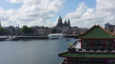 Riverside ve Basilica of Saint Nicholas, Amsterdam 'da Asya Binası önplanda, Aerial ileri