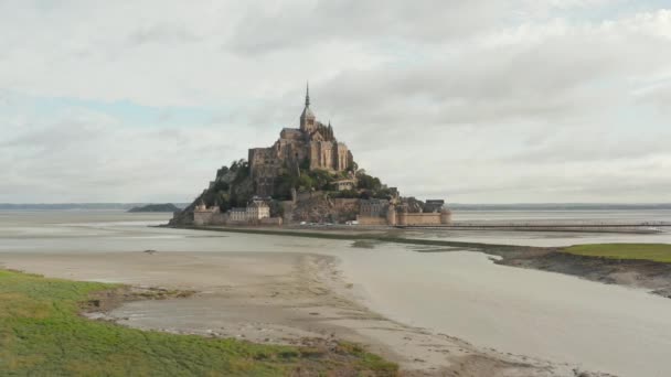 Schöner Mont Saint Michel in der französischen Normandie, Luftgebilde vorwärts — Stockvideo