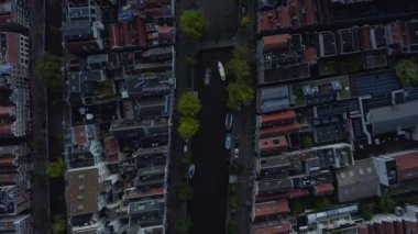 Üstten Kuşlar: Amsterdam Mahallesi ve Kanal Görünümü Tekneler, Hava Aracı Görünümü