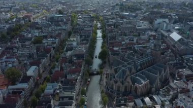 Amsterdam Kanal Nehri 'nin Birds Manzarası Tekne Trafiği ve Eski Katedral