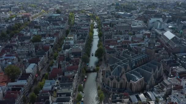 Veduta degli uccelli sul fiume Canale di Amsterdam con traffico navale e vecchia cattedrale — Video Stock