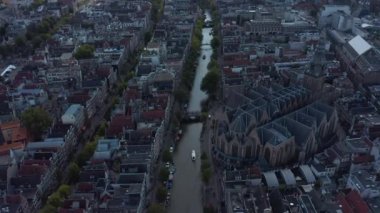 Amsterdam Kanalı ve Drone Perspective 'den Eski Katedral, Crane