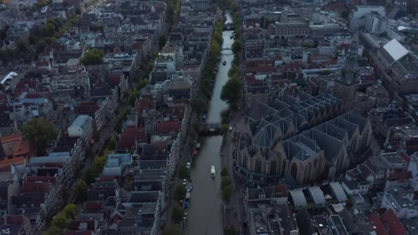 Canal de Ámsterdam y Catedral Vieja desde la Perspectiva Drone, Crane — Vídeos de Stock