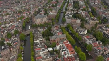 Tipik Amsterdam Mahallesi Kilisesi Geniş Kurucu, Hava İleri, Bulutlu