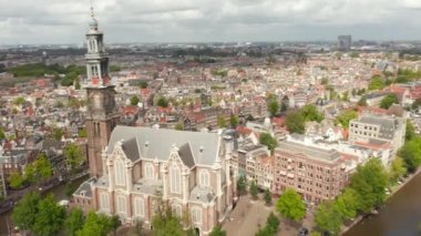 Anne Frank Evi 'nin ve Amsterdam' daki güzel kilisenin üzerindeki uçuş,