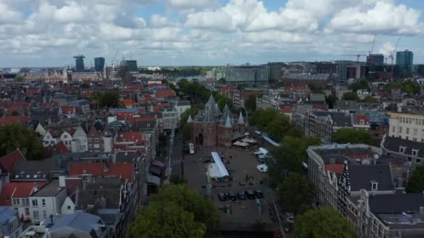 Площадь Революции в Амстердаме и здание замка Вааг — стоковое видео