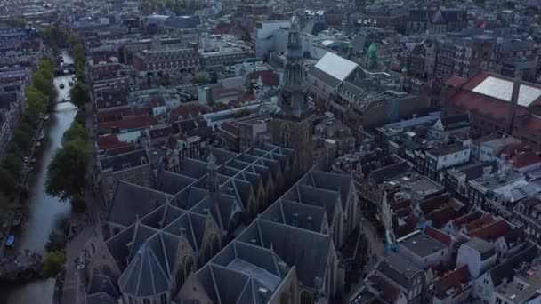Old Church, Cathedral in Amsterdam wide Aerial Establisher — стокове відео