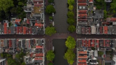 Amsterdam, Hollanda Kanalı Tekne trafiği ve Kırmızı Ev Çatıları ile Birds View