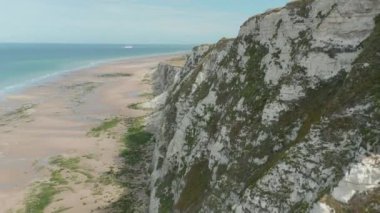Gökyüzü Kuşları 'ndan Epic White Cliff Yeşil ve Kükürt Çayırı Perspektifi