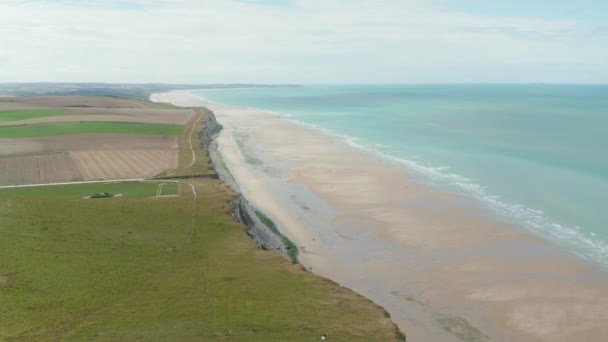 Szerokie ujęcie pięknej linii brzegowej Cliff we Francji, Cap Blanc-Nez, Aerial do przodu — Wideo stockowe