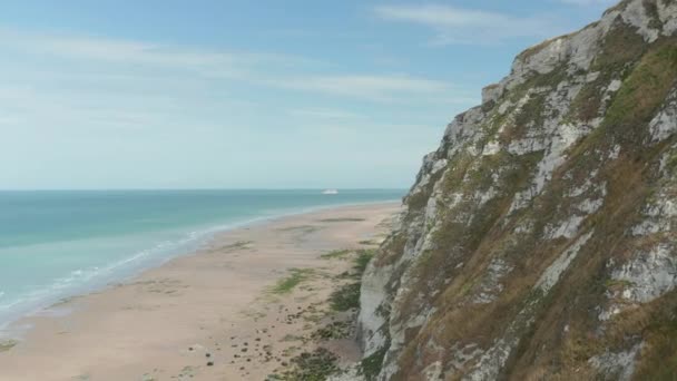 Bateau de croisière sur l'eau bleue avec falaise au premier plan, Cap Blanc-Nez, Aérien avant — Video