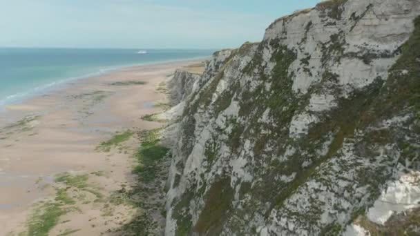 Epic White Cliff from Aerial Birds View Perspective with Green and Brow Pasture — Αρχείο Βίντεο