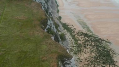 Fransa 'da yeşil çimlerle kaplı Cliff Coast' un yukarıdan görünüşü eğik.