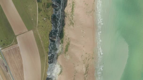 Cap Blanc-Nez Cliff from Aerial Overhead Top Down Birds View, turquoise Ocean and green Meado — 비디오