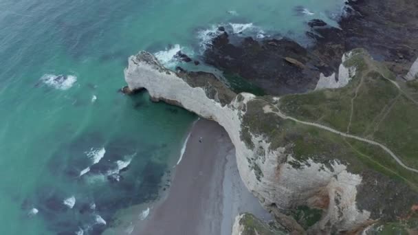 Wide Establing Shot of Cliff Shoreline and Ruff Ocean Waves, Etretat Cliffs in France — стокове відео