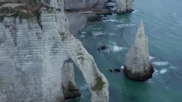 Increíble vista aérea aérea del acantilado de Etretat en Francia con gaviotas marinas volando por — Vídeo de stock