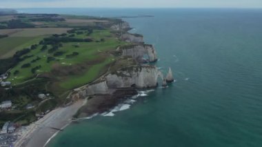 Etretat Uçurumları Yüksek Açılı Görüntü Kurulumu, Bulutlu Gün 'de Hava İlerisi