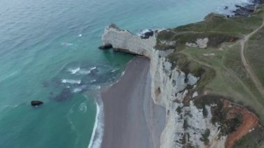 Etretat Uçurumları Kuş Gözü Deniz Martıları kıyı şeridi ve Ruff Okyanus Dalgaları 'nın üstünde