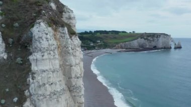 Cliff, Fransa 'daki Etretat uçurumlarını gözler önüne seren kaydırağın yakınına yaklaştı 