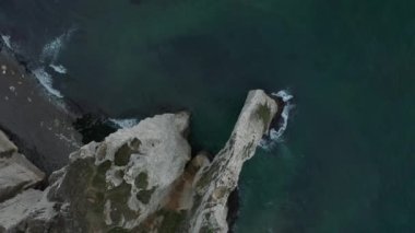 Tepedeki Kuşların Gözü Fransa 'daki Etretat Uçurumlarının Dalgalar ve Kuşlarla Uçuşunu Gözden Geçiriyor