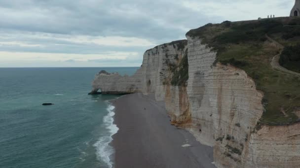 Fransa 'da yüksek uçurum ve kıyı şeridinin yanında inanılmaz ileri hava sahası — Stok video