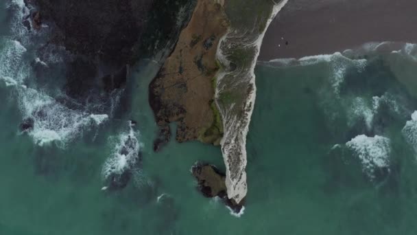 迷人的自上而下的头顶鸟群空中无人机俯瞰深蓝色海洋中的悬崖 — 图库视频影像