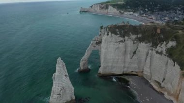 Etretat Uçurumlarının Geniş Havacılık Kurucusu Bulutlu Gün 'de koyu mavi okyanusla kaplı