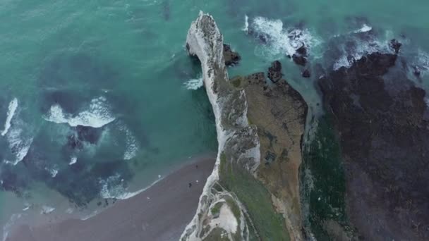 Beautiful Establing Shot of Cliff Shoreline and Ruff Ocean Waves, Etretat Cliffs in France — стокове відео