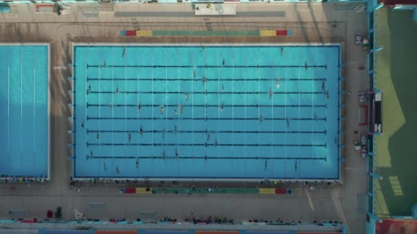 Entrenamiento de nadadores haciendo vueltas en Blue Pool, Epic Birds Eye Perspective en Sunshine — Vídeos de Stock