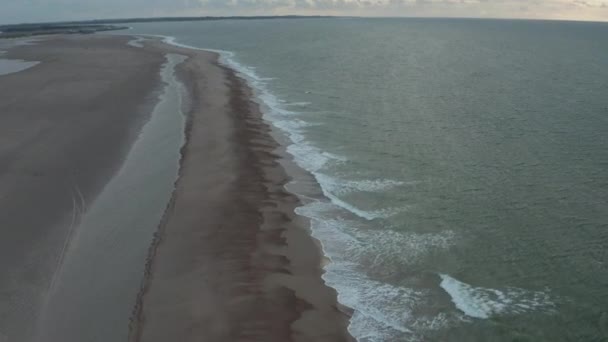 Чудове узбережжя Північного Бельгійського пляжу на хмарному заході сонця, Повітряне повітря рухається вперед. — стокове відео