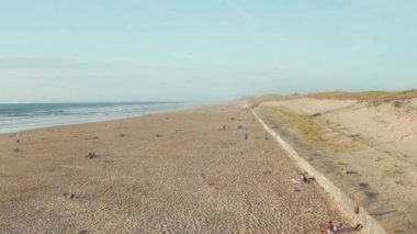 Fransa 'nın güneyindeki kumsalda güneşli bir günde insanların eğlendiği güzel bir kumsal.