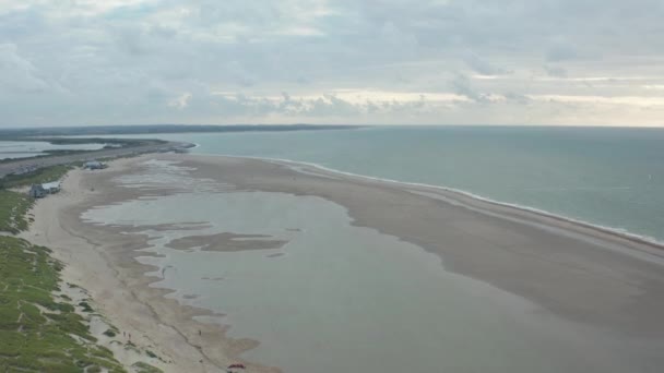 Ustanowienie Aerial Wide View of North Sea Beach z ogromnym wody Kałuże i Kitesurfers szkolenia — Wideo stockowe