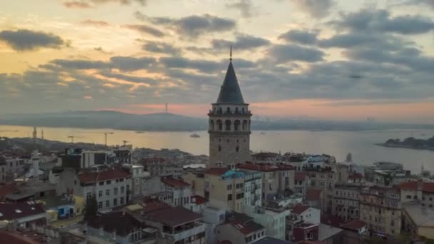 Torre Galata en la salida del sol Luz del sol, Hiperlapso aéreo Drone Time Lapse círculo disparo — Vídeos de Stock