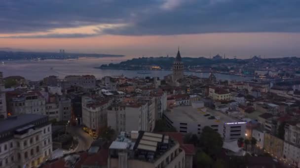 İstanbul Geceden Güne Merkezi 'ndeki Galata Kulesi Boğaz ve İstanbul silueti, Hava Hızı İHA Hızı Hızlandırması — Stok video