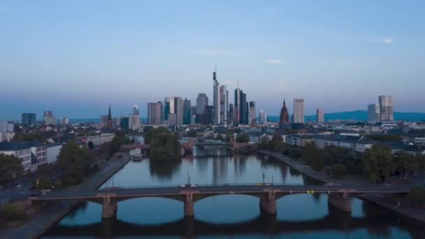 Frankfurt am Main, Deutschland Skyline Establisher Hyperlapse bewegt Zeitraffer über den Main mit Frachtschiff, Luft rückwärts 4K — Stockvideo