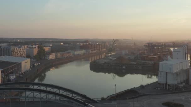 Cargo Port Área on River in Temprano en la mañana neblina, no hay tráfico en Frankfurt am Main, Alemania — Vídeo de stock