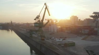 Frankfurt Ben Ana Osthafen Limanı Sabah erken saatlerde Kargo Turnası ile Güneş Işığı Pusları, Havadan Sola