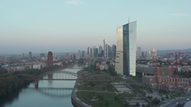 European Metropolitan Area grote stad Frankfurt am Main, Duitsland met Centrale Bank toren in de ochtend zonlicht, antenne zijwaarts glijden links — Stockvideo